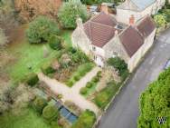 Main Photo of a 6 bedroom  Country House to rent