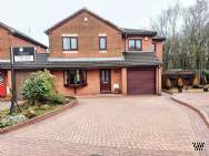 Main Photo of a 5 bedroom  Link Detached House for sale