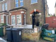 Main Photo of a 2 bedroom  Flat to rent
