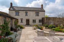Main Photo of a 6 bedroom  Country House to rent