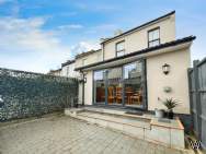 Main Photo of a 4 bedroom  Terraced House to rent