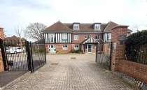 Main Photo of a 2 bedroom  Flat for sale