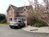 Main Photo of a 5 bedroom  Detached House for sale