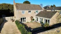 Main Photo of a 4 bedroom  Detached House for sale