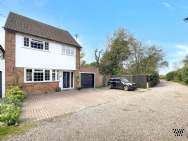 Main Photo of a 4 bedroom  Link Detached House for sale