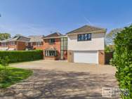 Main Photo of a 6 bedroom  Detached House for sale