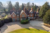 Main Photo of a 4 bedroom  Apartment for sale