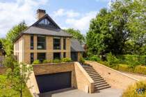 Main Photo of a 6 bedroom  Detached House for sale