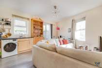 Main Photo of a 2 bedroom  Flat to rent