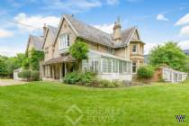 Main Photo of a 6 bedroom  Villa to rent