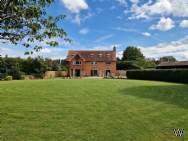 Main Photo of a 6 bedroom  Detached House for sale