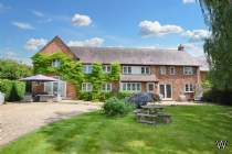 Main Photo of a 4 bedroom  House for sale