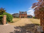 Main Photo of a 4 bedroom  Detached House for sale
