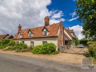 Main Photo of a 5 bedroom  Cottage for sale