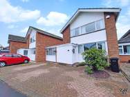 Main Photo of a 4 bedroom  Link Detached House for sale