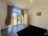 Main Photo of a 2 bedroom  Flat to rent