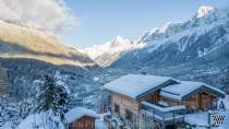 Main Photo of a 6 bedroom  Chalet for sale