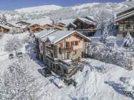 Main Photo of a 6 bedroom  House for sale