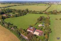 Main Photo of a 5 bedroom  Country House for sale